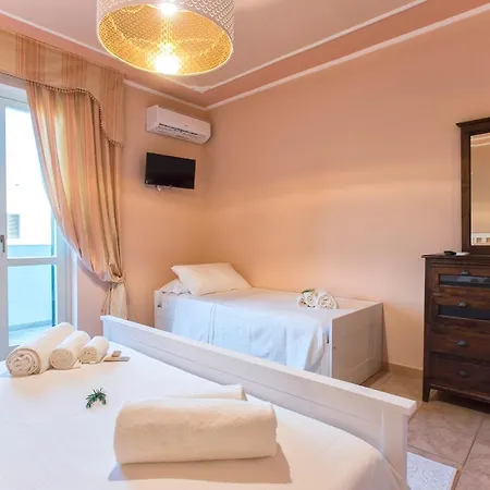 לינה וארוחת בוקר Sand'ana House 3*